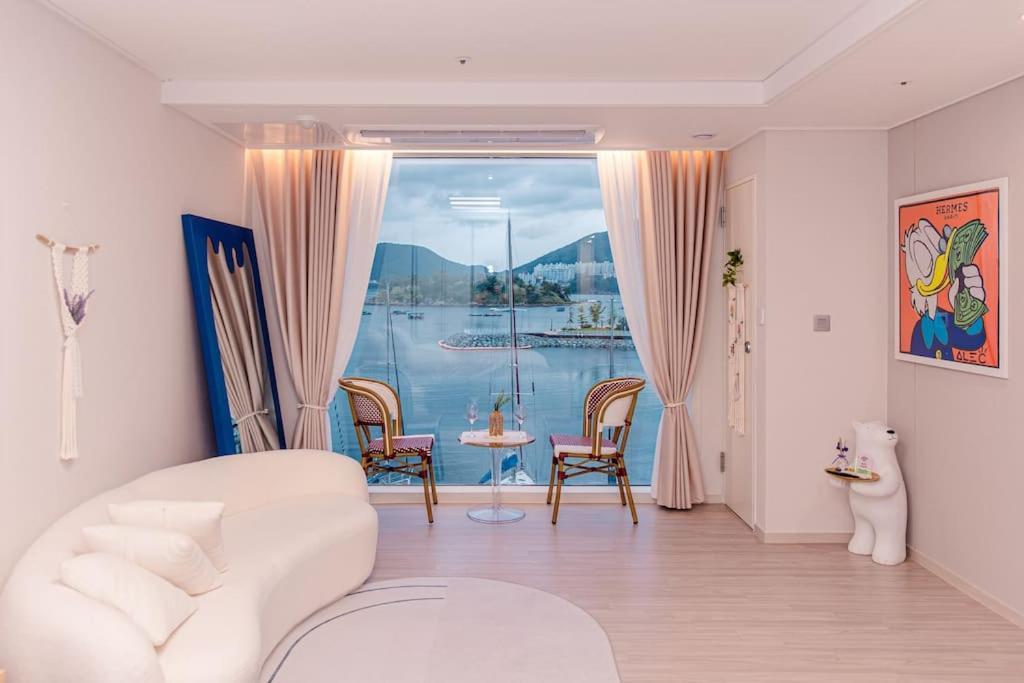 The Castle Ocean Suite Йосу Экстерьер фото