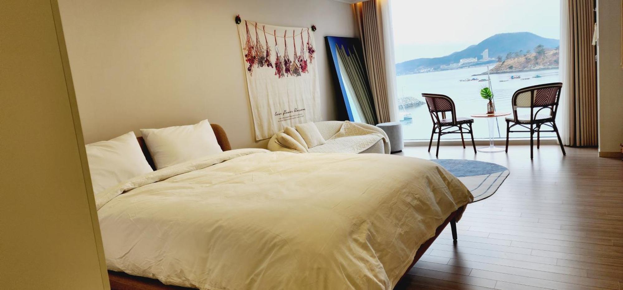 The Castle Ocean Suite Йосу Экстерьер фото